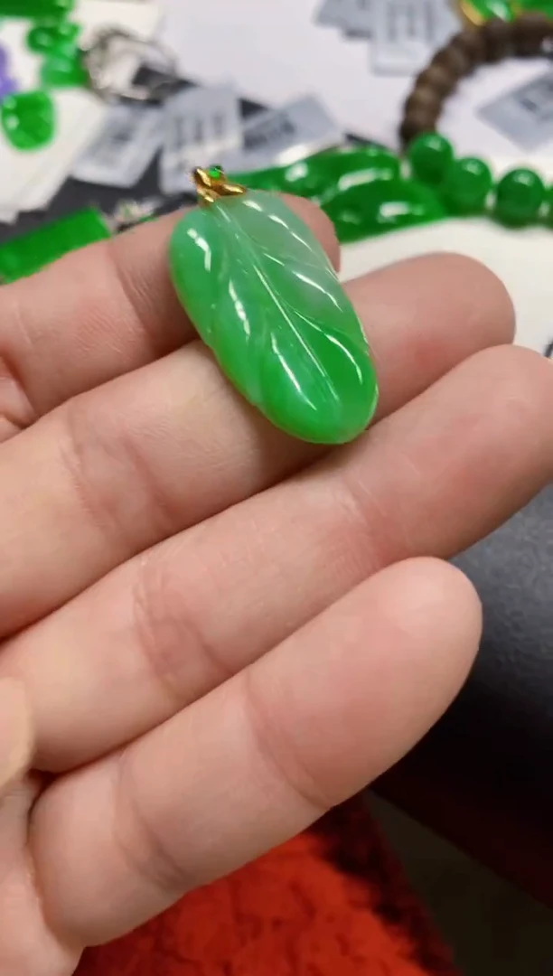 颈饰18K金镶嵌翡翠叶子