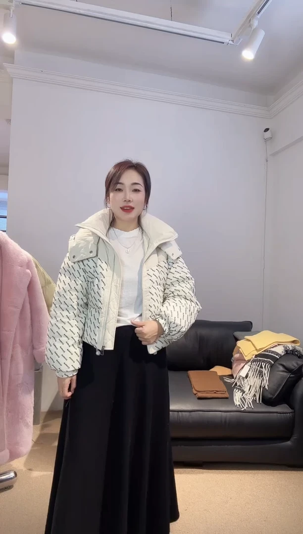 140斤重工植绒小字母羽绒外套8076