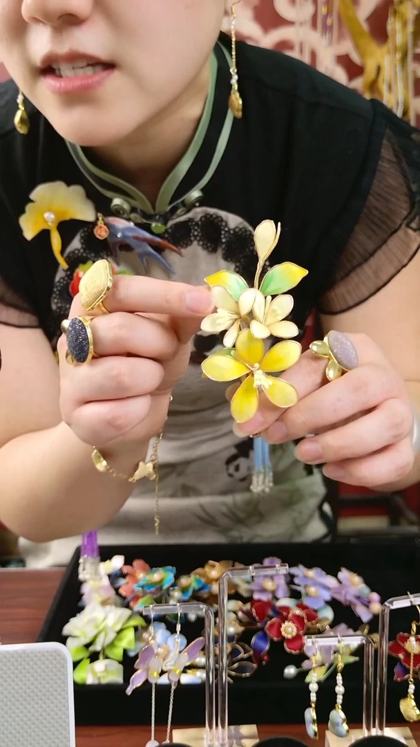 刺绣纯手工绒花边夹