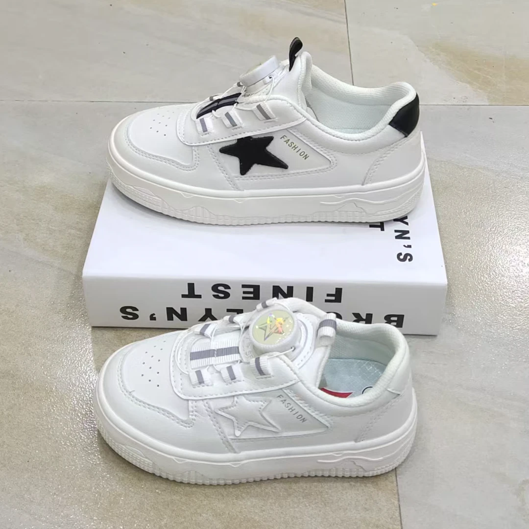 792新款儿童板鞋时尚休闲鞋男童低帮皮面小白鞋旋转纽扣女童鞋