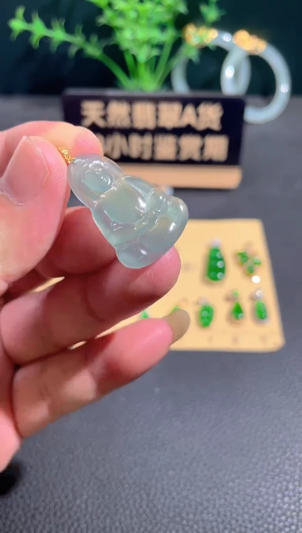 翡翠18K金镶嵌颈饰翡翠