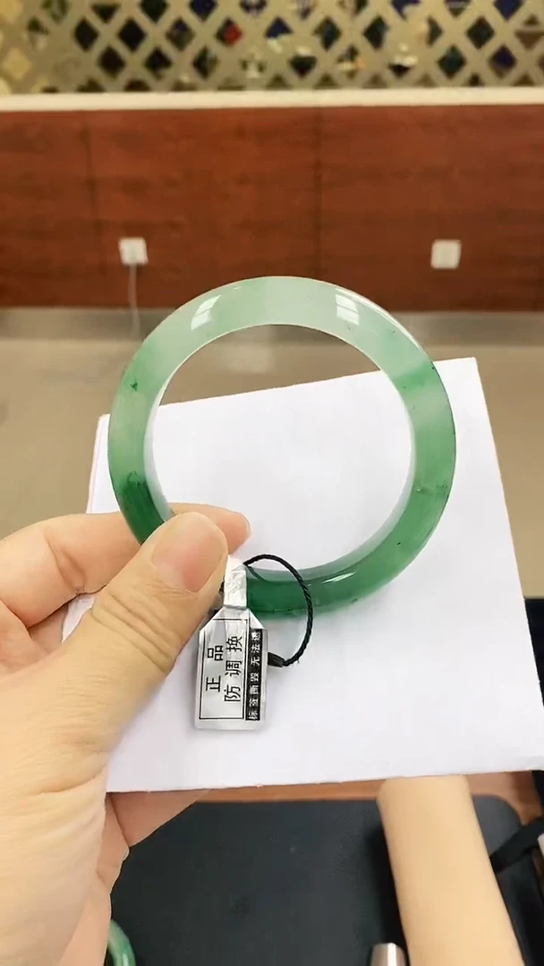 未镶嵌手镯石英质玉（非洲翠）1