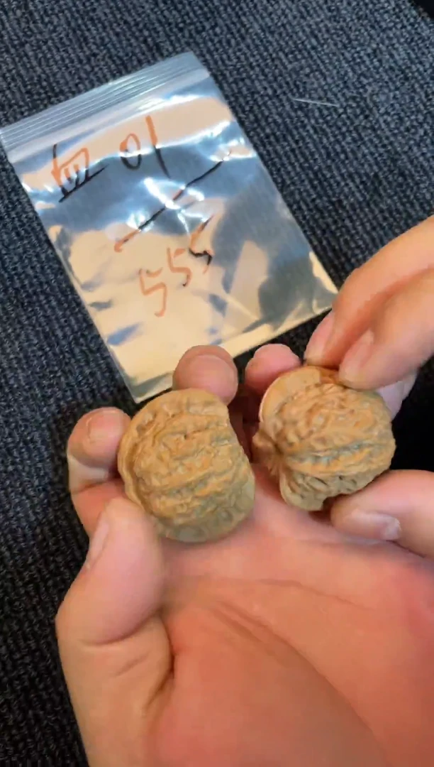把件文玩核桃40血麒麟-01