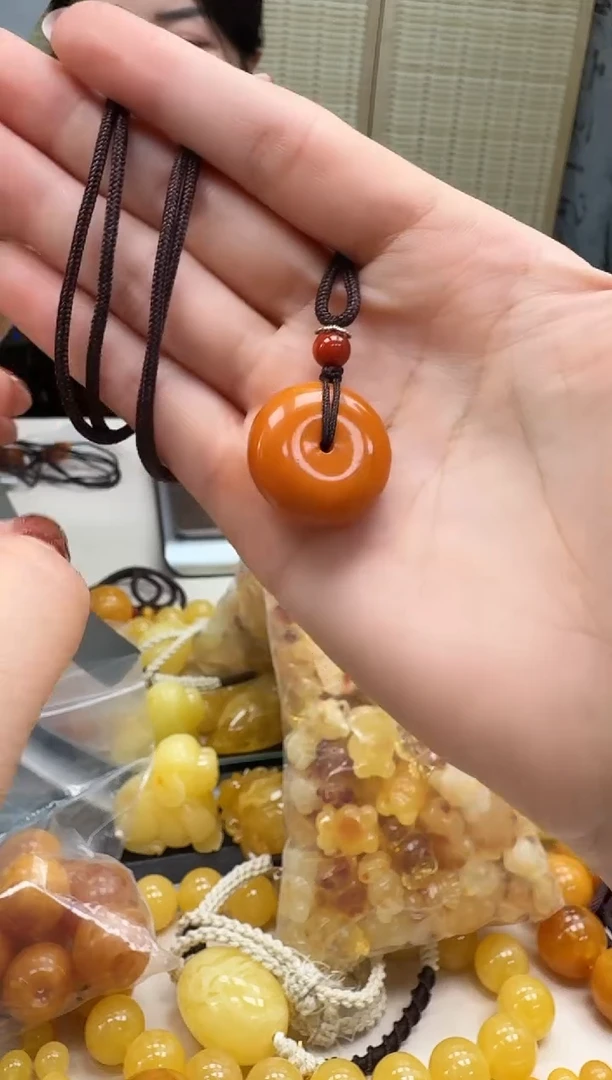 未镶嵌颈饰琥珀如图