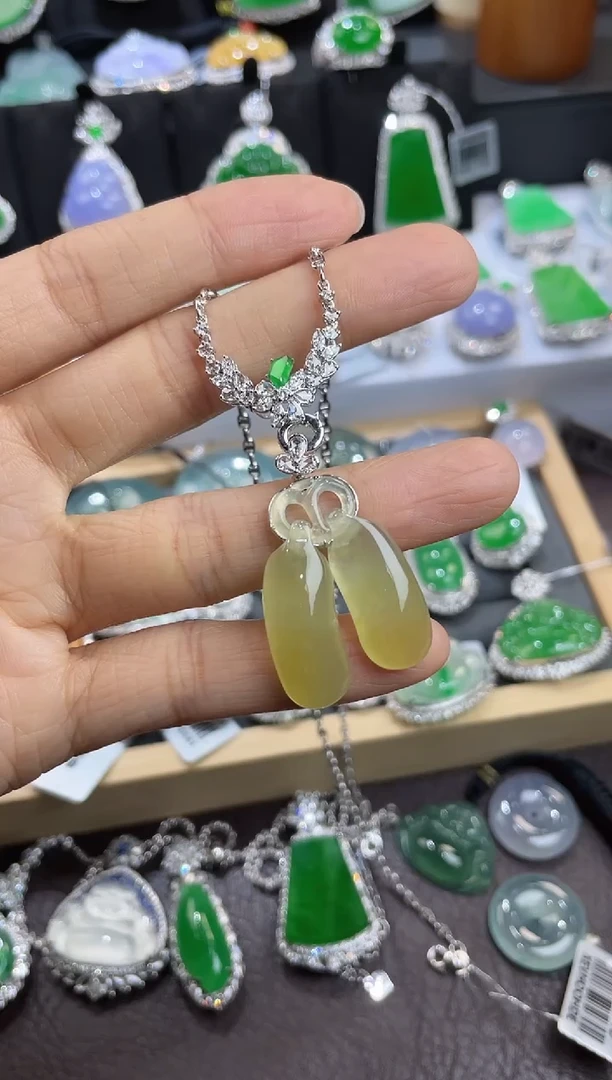 吊坠(赠链)18K金镶嵌翡翠ZHG01022-31