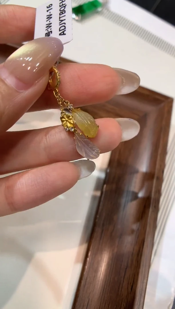 颈饰18K金镶嵌翡翠羽毛