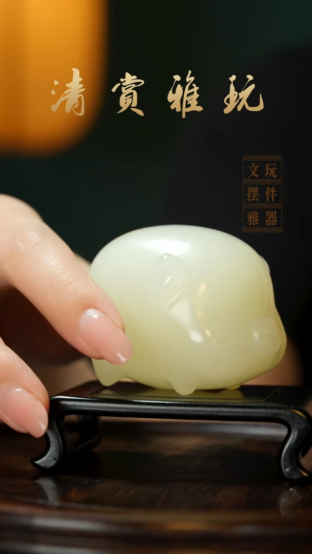玉《小福猪》手把件摆件
