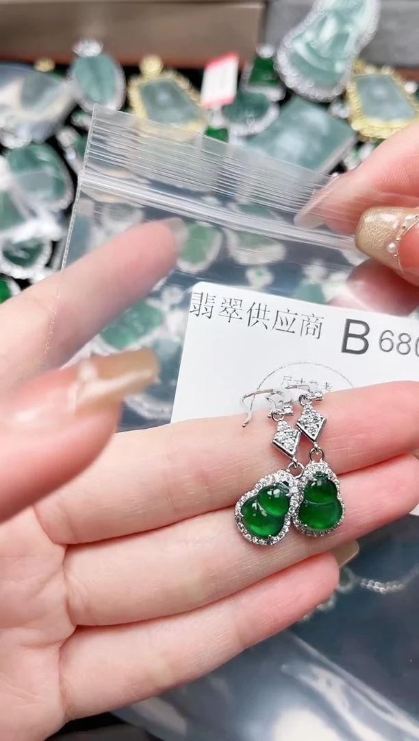 【闪购商品】翡翠颈饰未镶嵌680赠皮绳