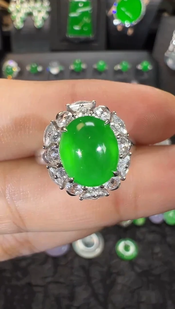 18K金镶嵌戒指翡翠高冰正阳绿蛋面戒指