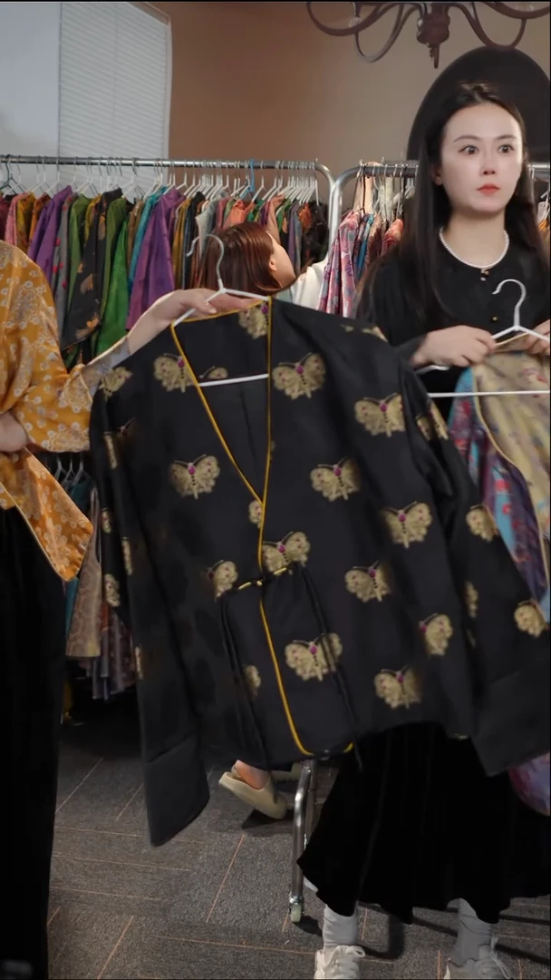 黑金V领外套