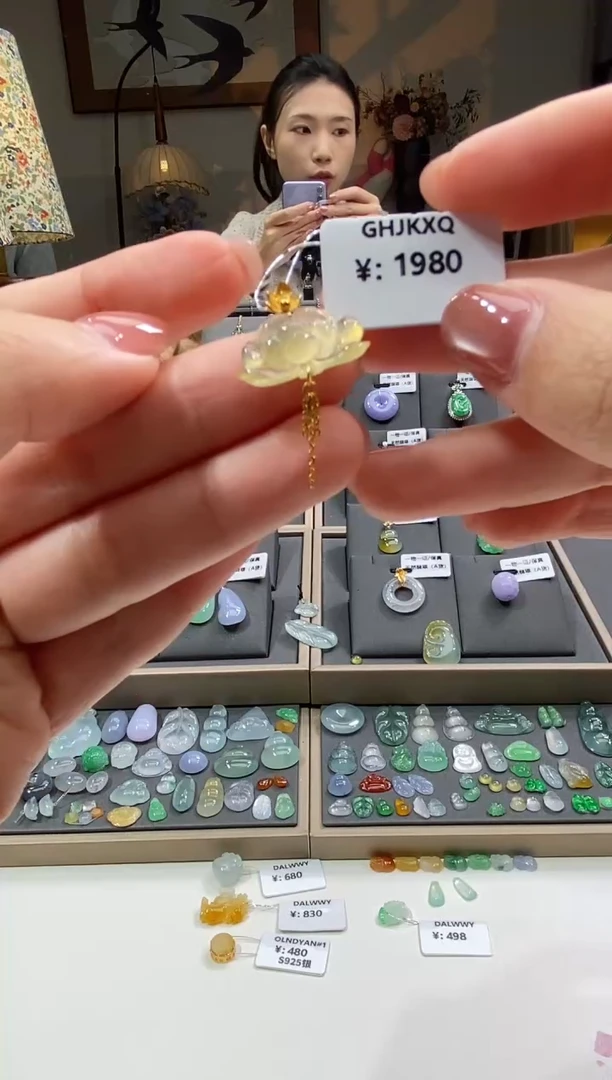 颈饰18K金镶嵌翡翠莲花