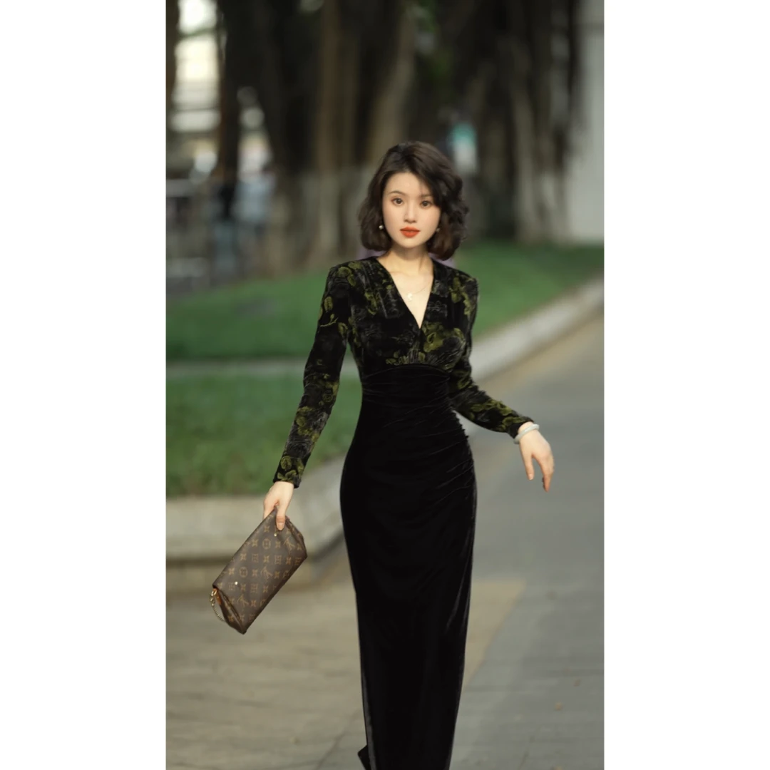 彩彩家【暗夜玫瑰】秋冬V领丝绒收腰修身日常气质小众设计款连衣
