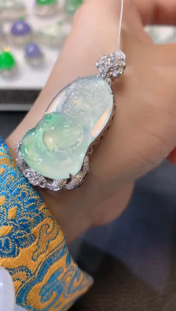 【闪购商品】翡翠吊坠(不含链)18K金镶嵌C56