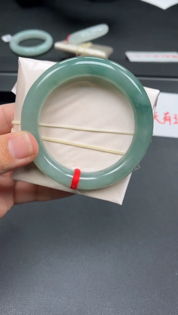 未镶嵌手镯（圆镯）翡翠多人