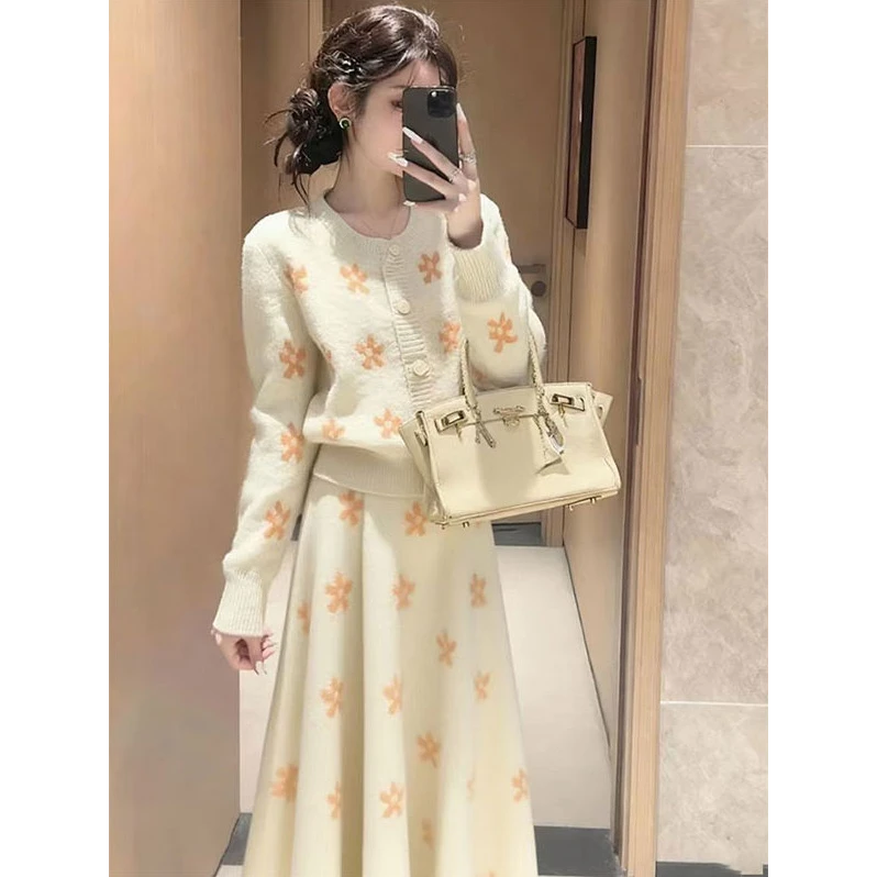 秋冬温柔富家千金感巨好看的慵懒松弛感小香风米色针织连衣裙套装