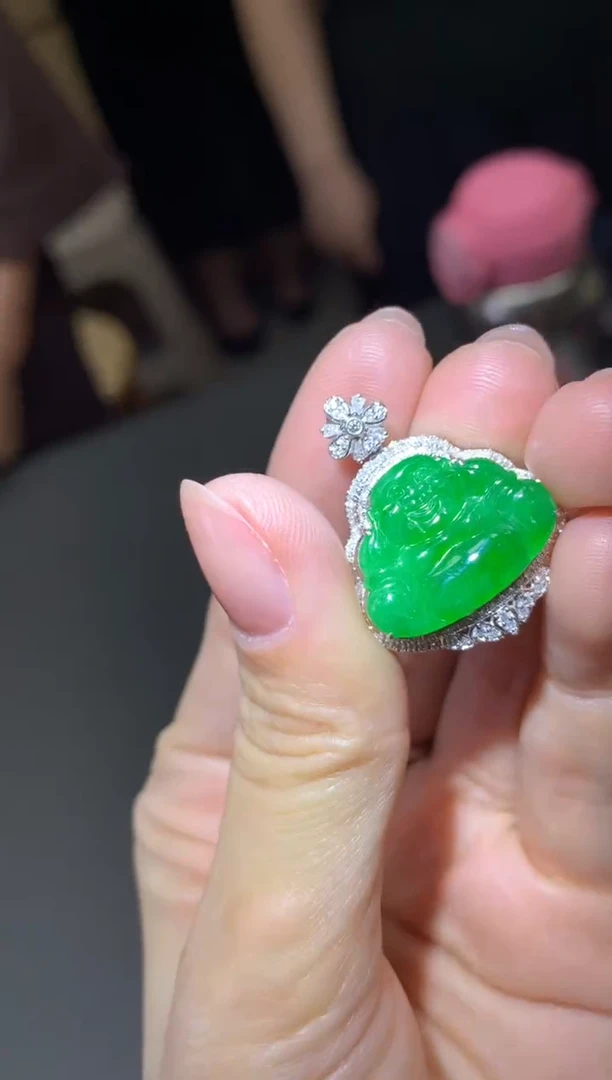 颈饰18K金镶嵌翡翠|不退不换