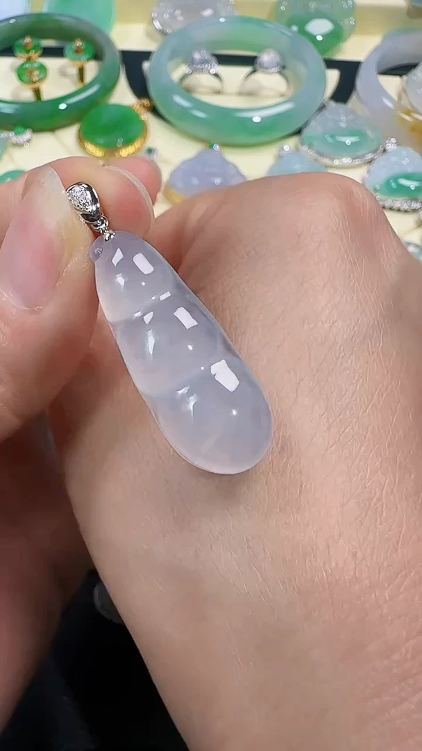 【闪购商品】翡翠颈饰18K金镶嵌翡翠福豆