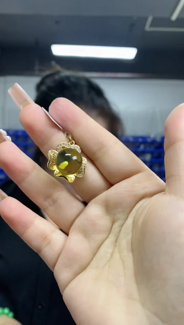 未镶嵌蓝珀裸石多样性发其一颜色微差