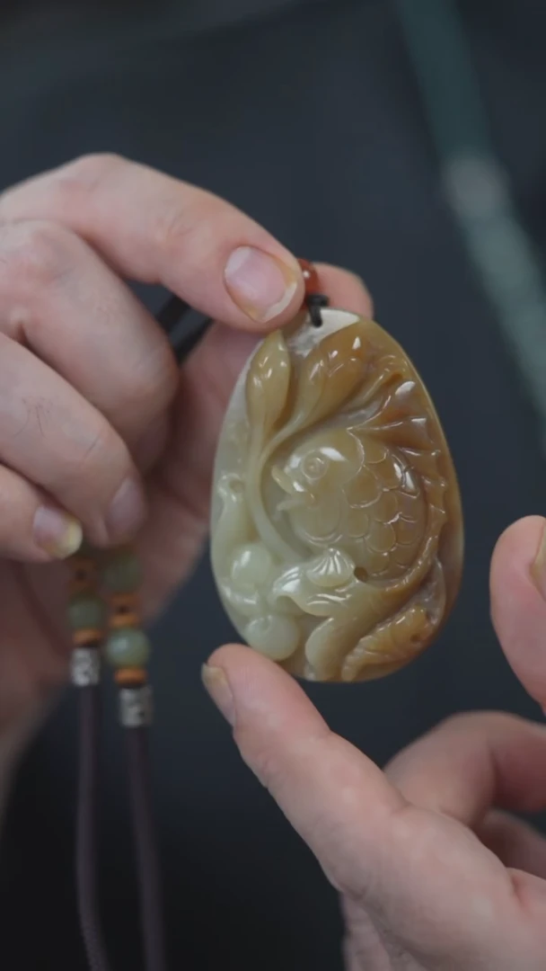 颈饰未镶嵌岫岩河磨玉（透闪石质玉）鲤鱼跃龙门