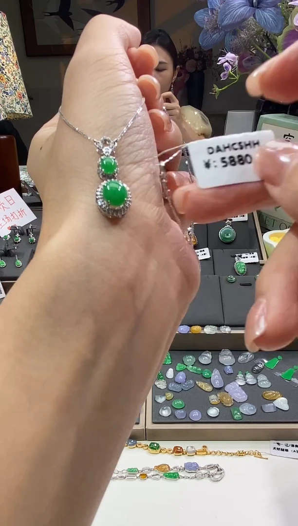 颈饰18K金镶嵌翡翠套链