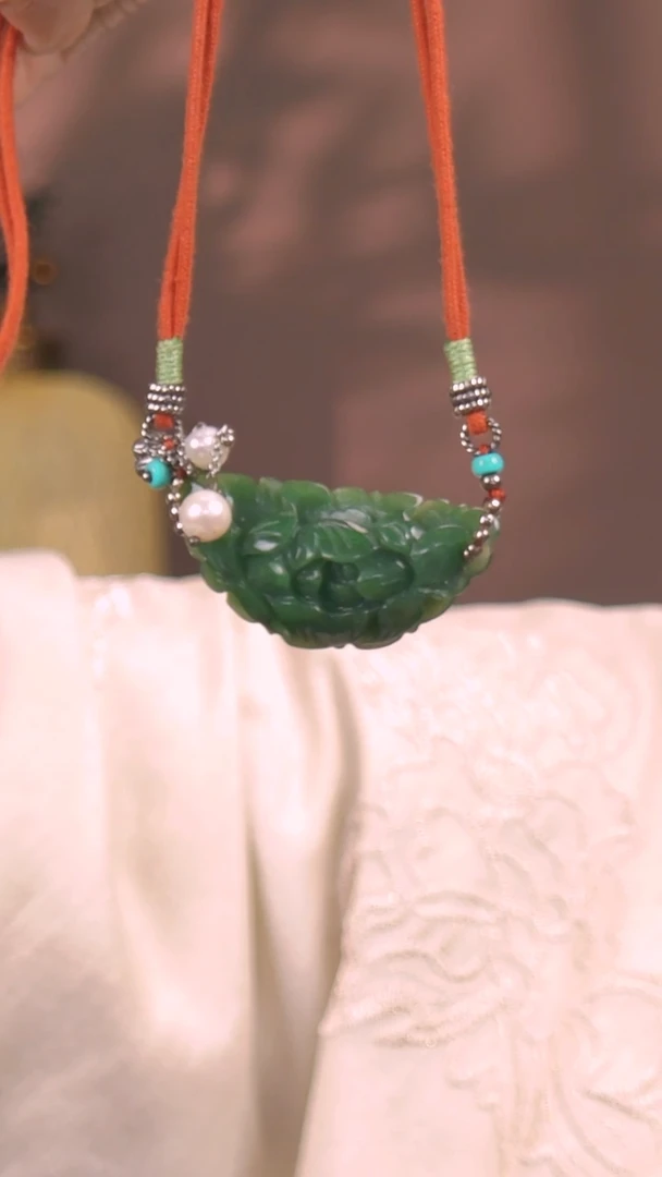 颈饰未镶嵌和田玉（碧玉）牡丹花挂件