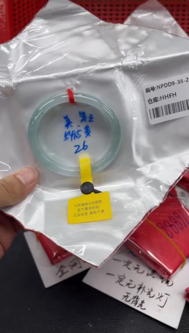 翡翠手镯未镶嵌翡翠手镯