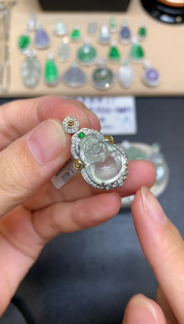 颈饰18K金镶嵌翡翠财神【无服务费