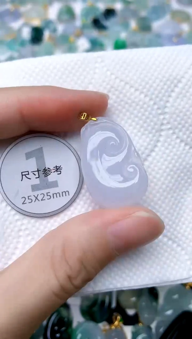 颈饰18K金镶嵌翡翠天然A货翡翠
