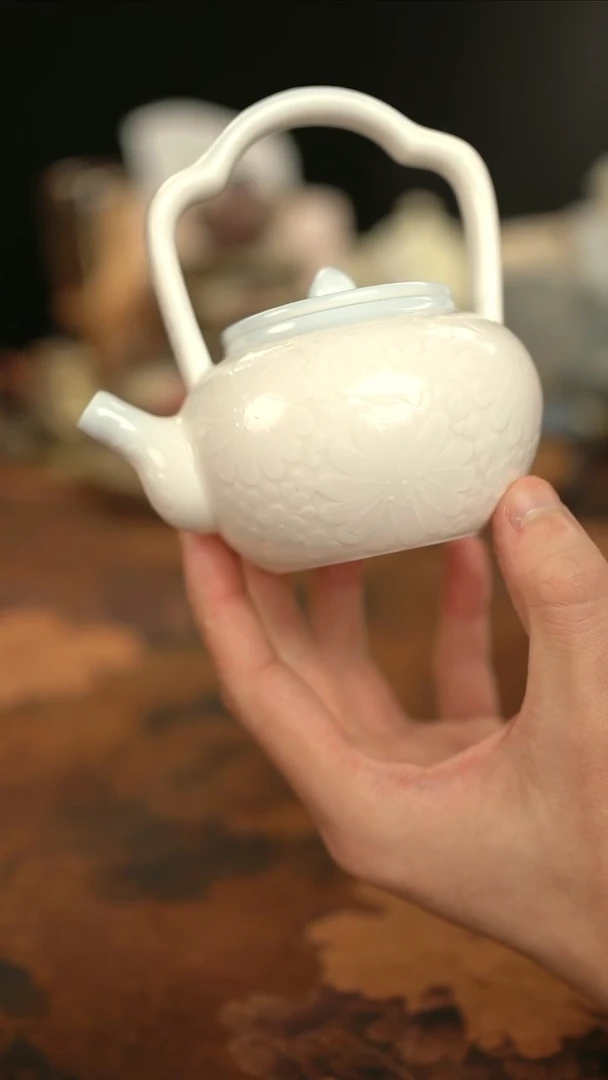 摩吉陶陶闪拍链接 釉上堆白提梁壶
