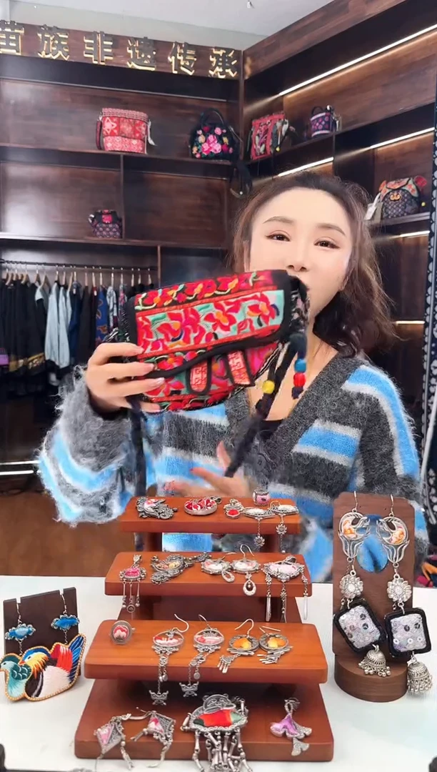 【闪购商品】织绣L21蚩梦苗族古绣