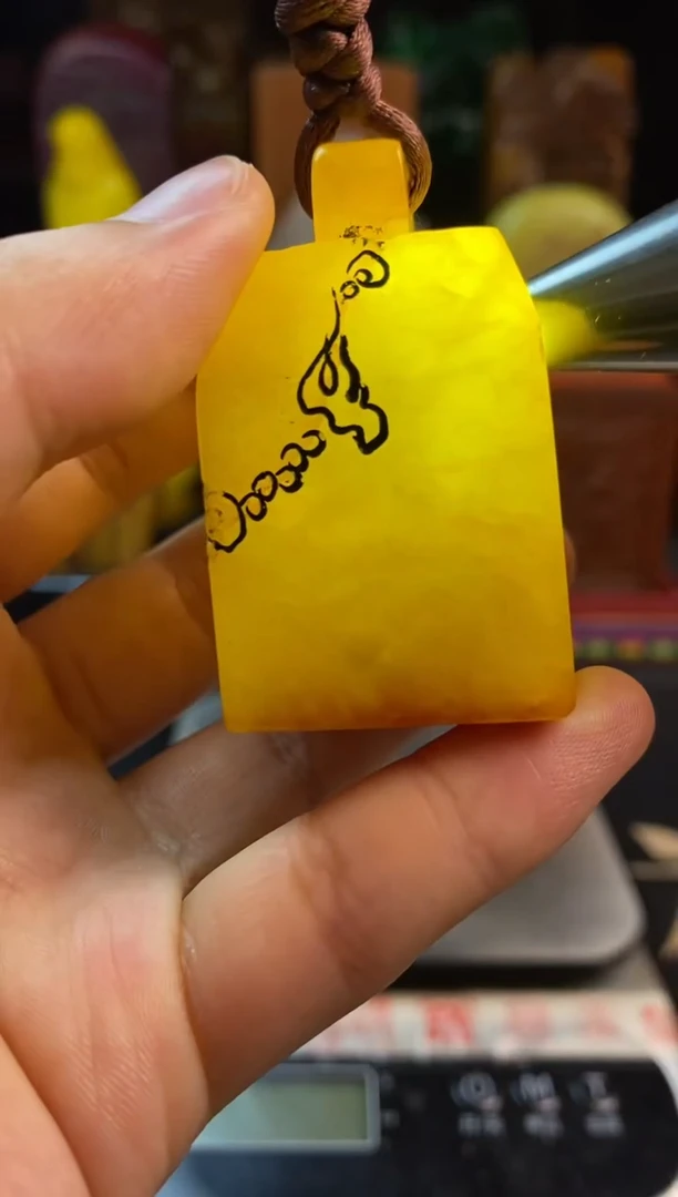 寿山石印石鸡油黄秤砣章