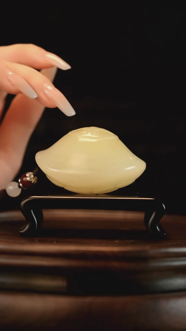 云南石竹叶青雕刻：元宝富甲天下