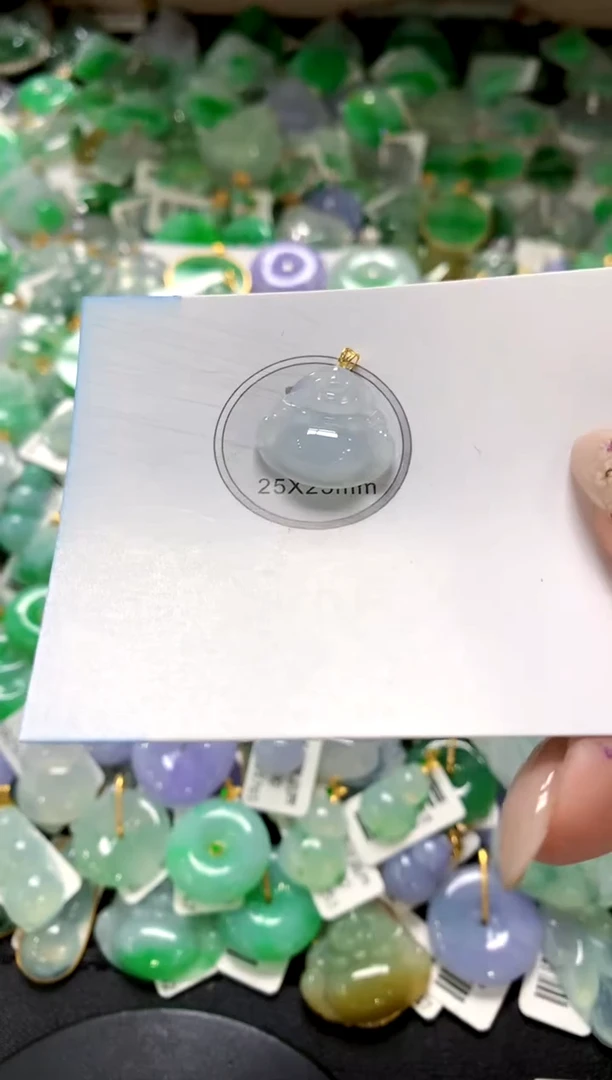 翡翠18K金镶嵌颈饰1111111111111111