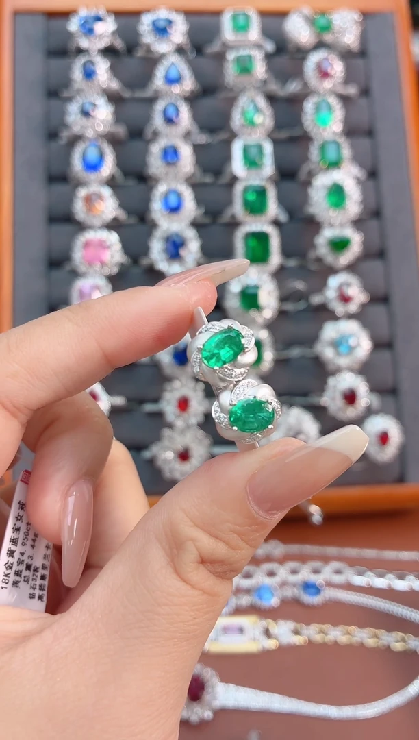 18K金镶嵌耳饰祖母绿-