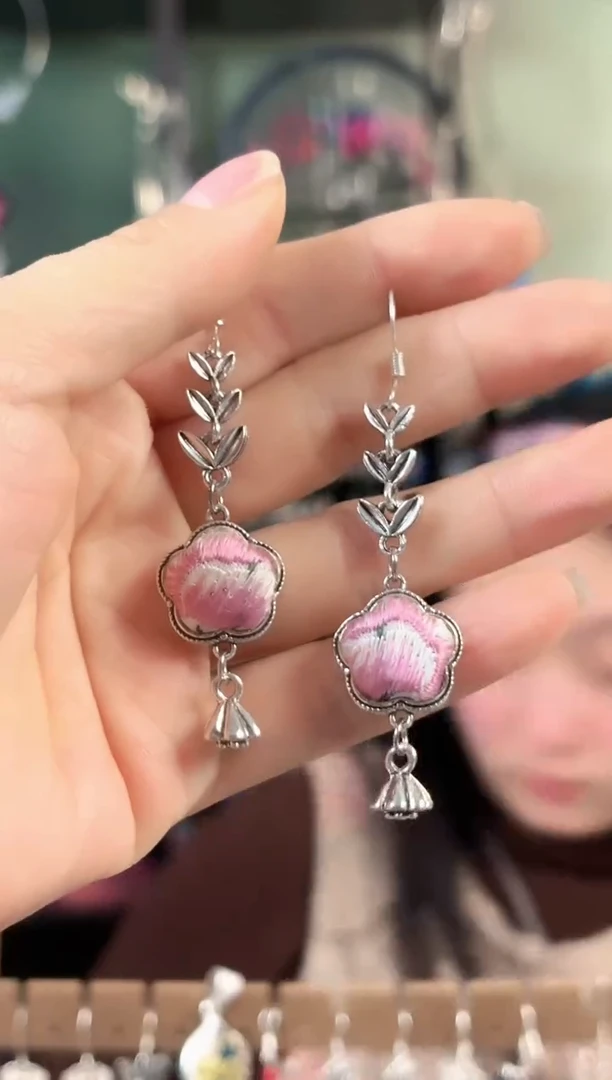 彩云南阁非遗老绣饰品682