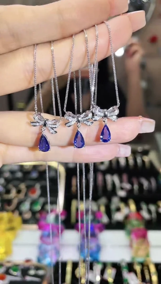 18K金镶嵌蓝宝石项链 多样性发其一