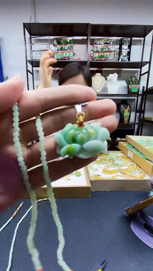 颈饰未镶嵌翡翠吊坠