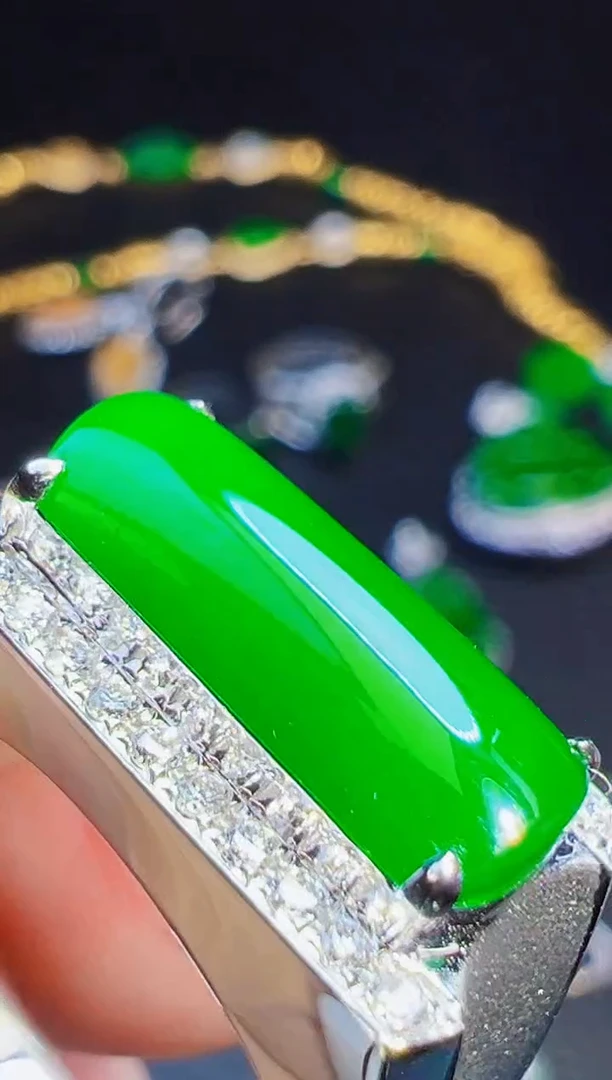 18K金镶嵌戒指翡翠独**魔翡翠