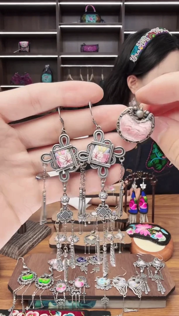 织绣68蒙阿苏苗绣传承店