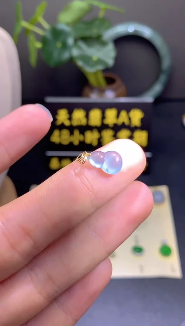 翡翠18K金镶嵌颈饰翡翠吊坠
