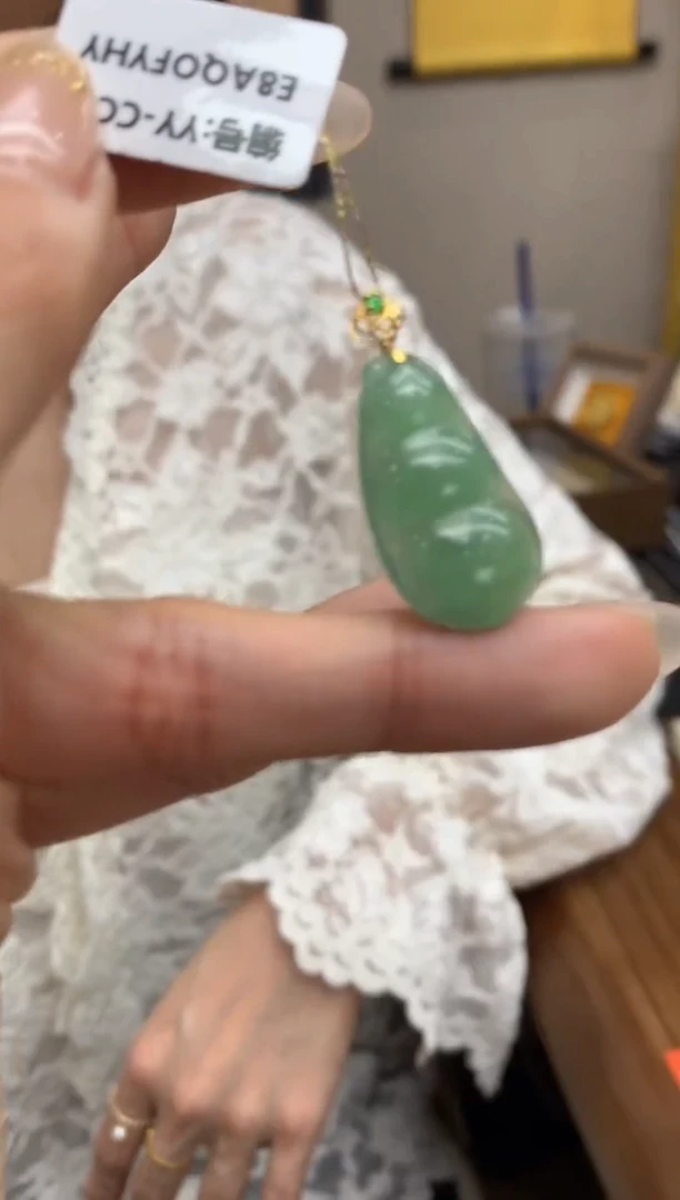 【闪购商品】翡翠颈饰18K金镶嵌福豆