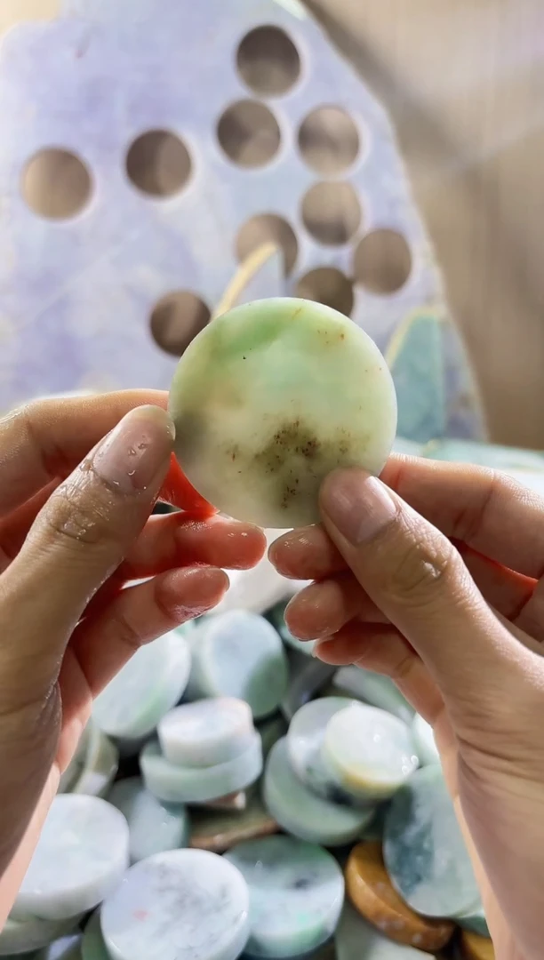 翡翠未镶嵌颈饰翡翠A货 陈谭70