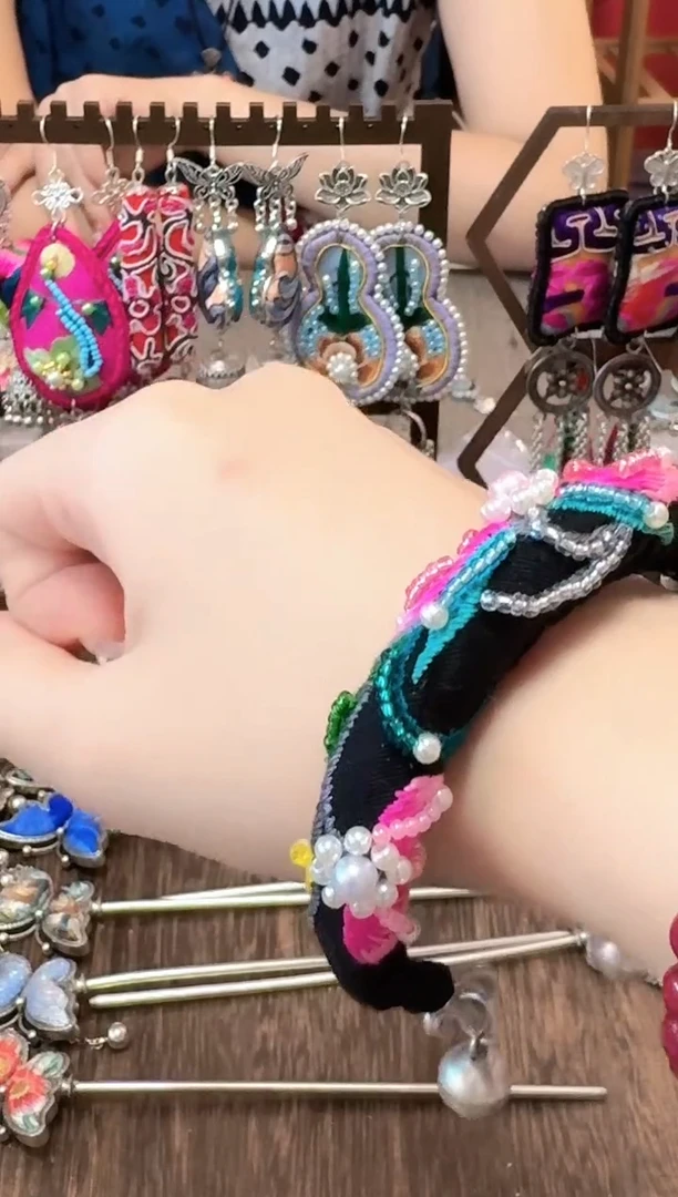 织绣云织谣民族风精美饰品   685