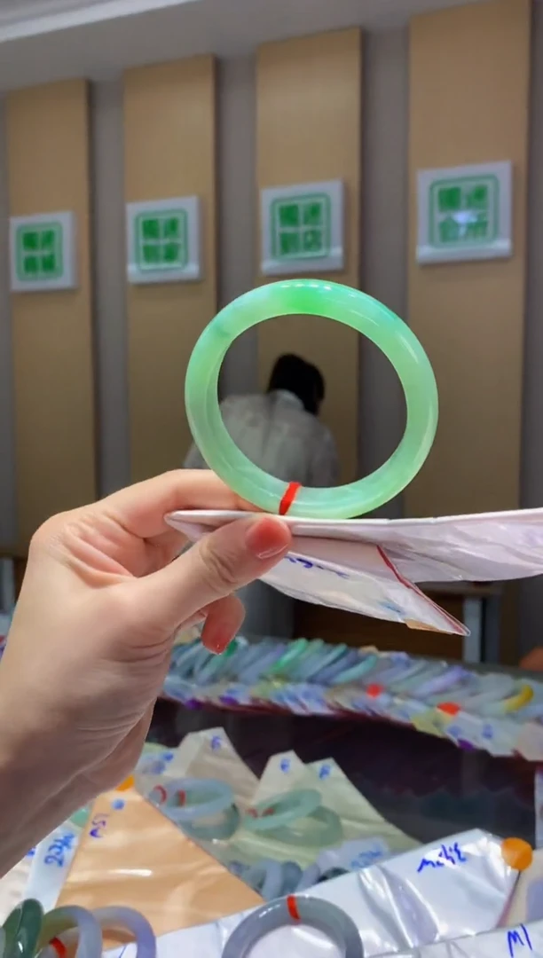 翡翠手镯未镶嵌-XX45圈口57*11.8*7.5