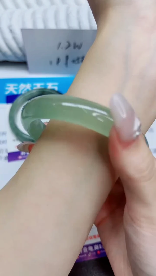 未镶嵌手镯石英质玉207/60.3