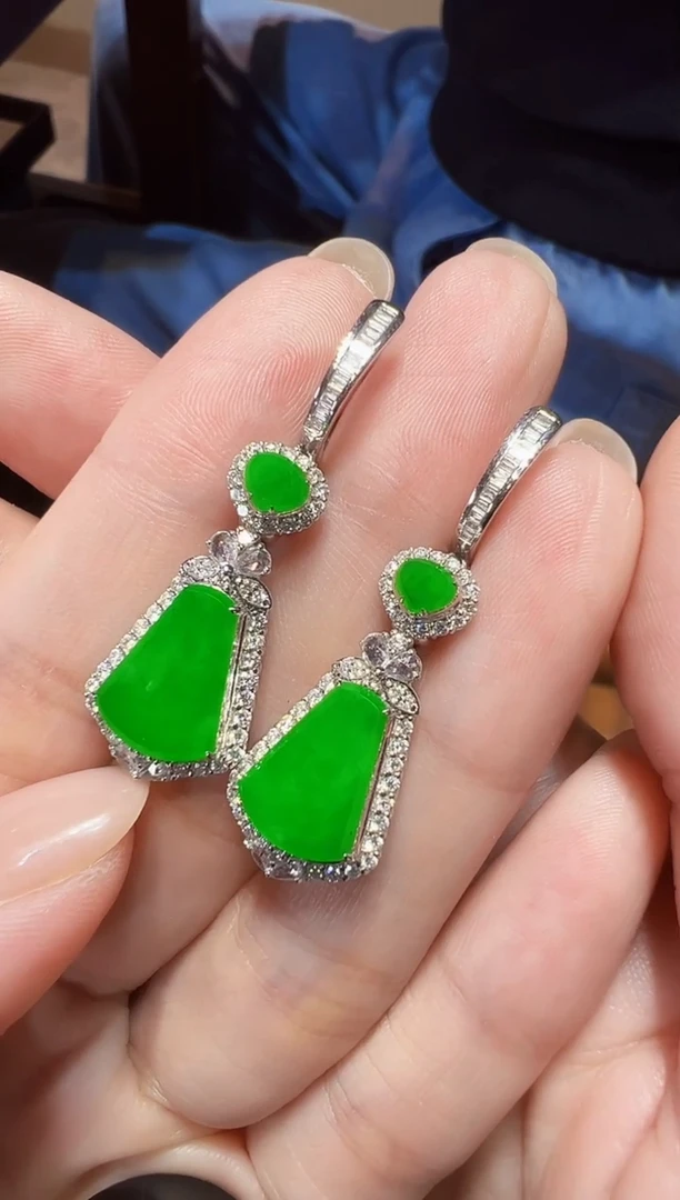 18K金镶嵌翡翠耳饰无事牌