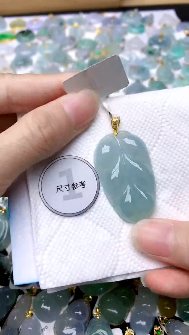 颈饰18K金镶嵌翡翠天然A货翡翠
