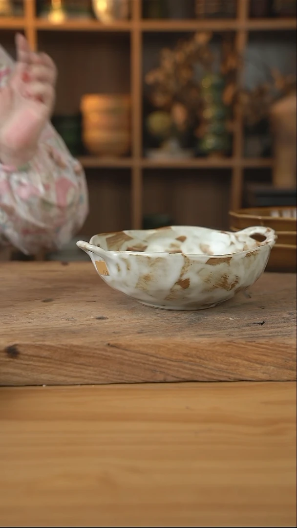 粉影系列的镂空双耳汤碗