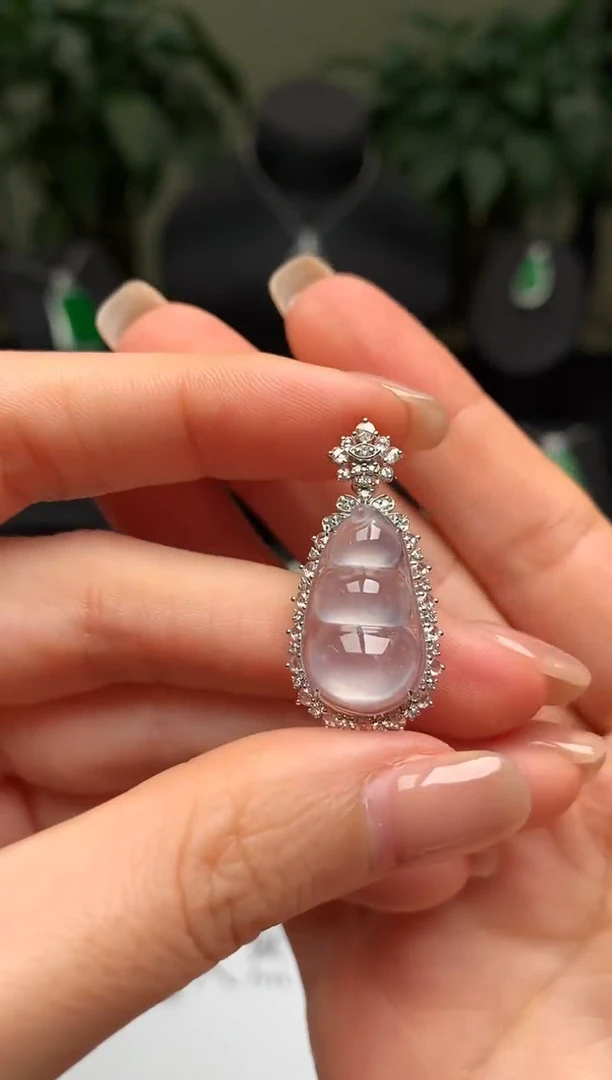 颈饰18K金镶嵌翡翠福豆