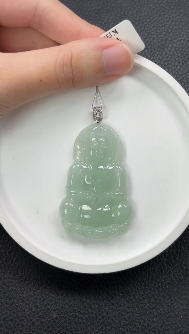 翡翠18K金镶嵌颈饰观音